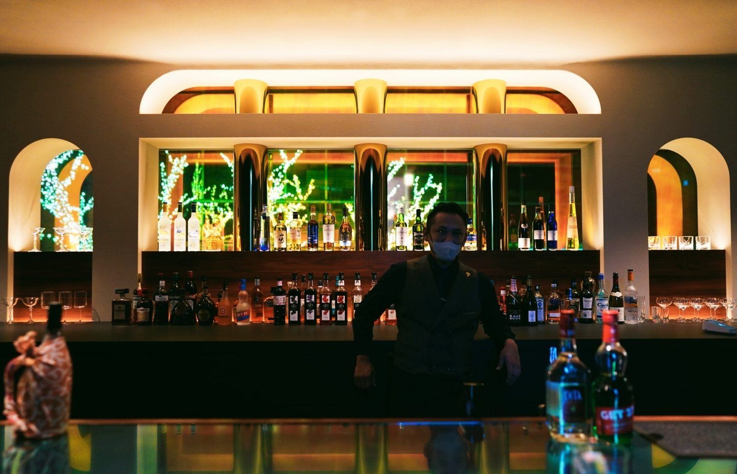 Constelletion のバックバー。照明に浮かぶ酒瓶の列