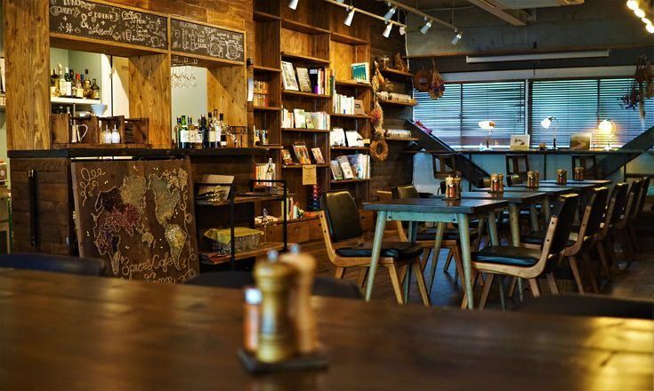 Spice&Cafe FamFam の店内。木の棚と黒板メニュー
